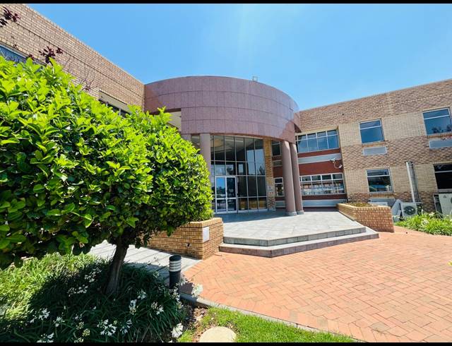 1,300M² OFFICE TO LET IN RANDJESPARK